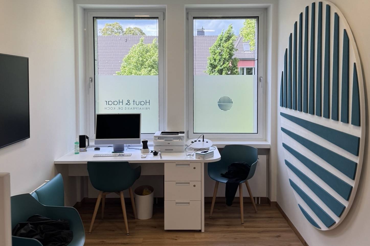Für die Haut & Haar Privatpraxis in Dortmund wurde eine individuelle Lösung entwickelt, das Praxislogo als maßgeschneidertes Element aus Akustikmaterial.